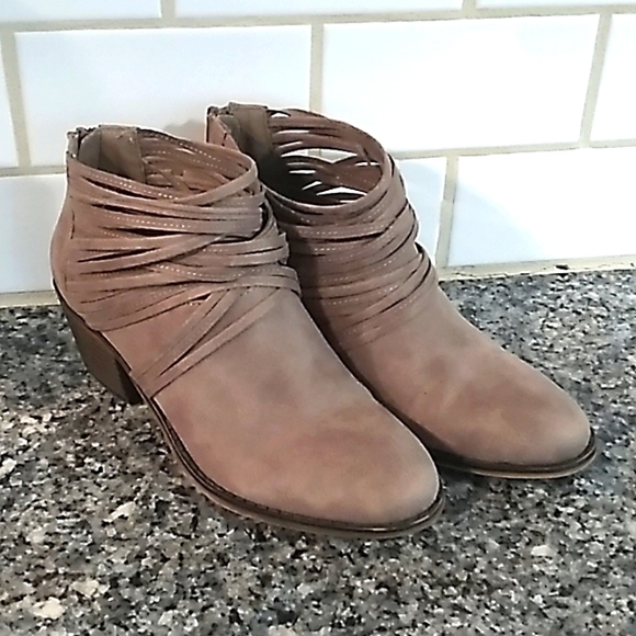 Fergalicious Taupe Wicket Style Chunky Heeled Booties. Size 6.5 - Picture 2 of 10